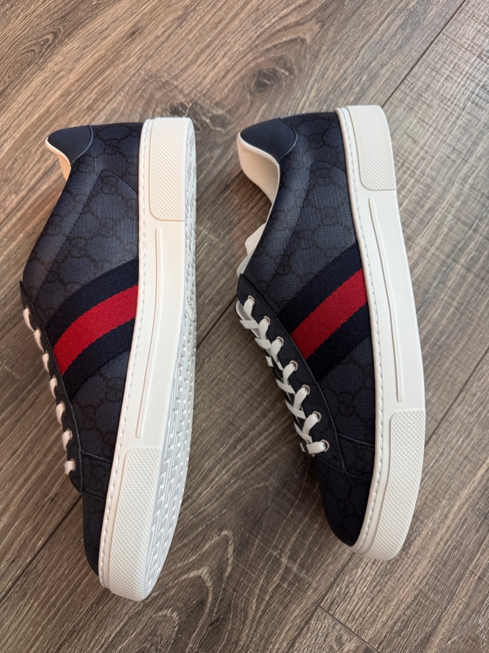 Gucci Navy & Red Web Stripe Low-Top Sneakers - Picture 3 of 10